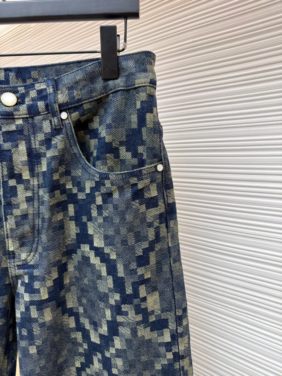 LOUIS VUITTON snake-print jeans ●Original version: Purchased and developed by 16205 ●Item number: 1681013-B55 ●Fabric: denim fabric ●Technology: Distressed production ●Version: fitted version ●Weight: about 885 grams ●Size: 28-30-32-34-36 ●Description: Customized Snakoflage denim for the spring and summer show by Pharrell The Damoflage pattern written by Williams is transformed into a pixel-effect snake jacquard. The customization cycle is 25 days. The whole body is fixed and counter-cut, including the back pocket splicing, which is fully aligned with the body. It is made of artificial pearls with a pure copper distressed base. The leather tag on the back waist is made of suede and has a high-temperature embossed checkerboard Fei Dong logo. The overall wiring is straight and delicate, the fabric is comfortable and soft, and the color is consistent without color difference. It can be matched with the same style to create a fashionable look and control various occasions. Customized accessories, complete with three standards, same style for men and women!